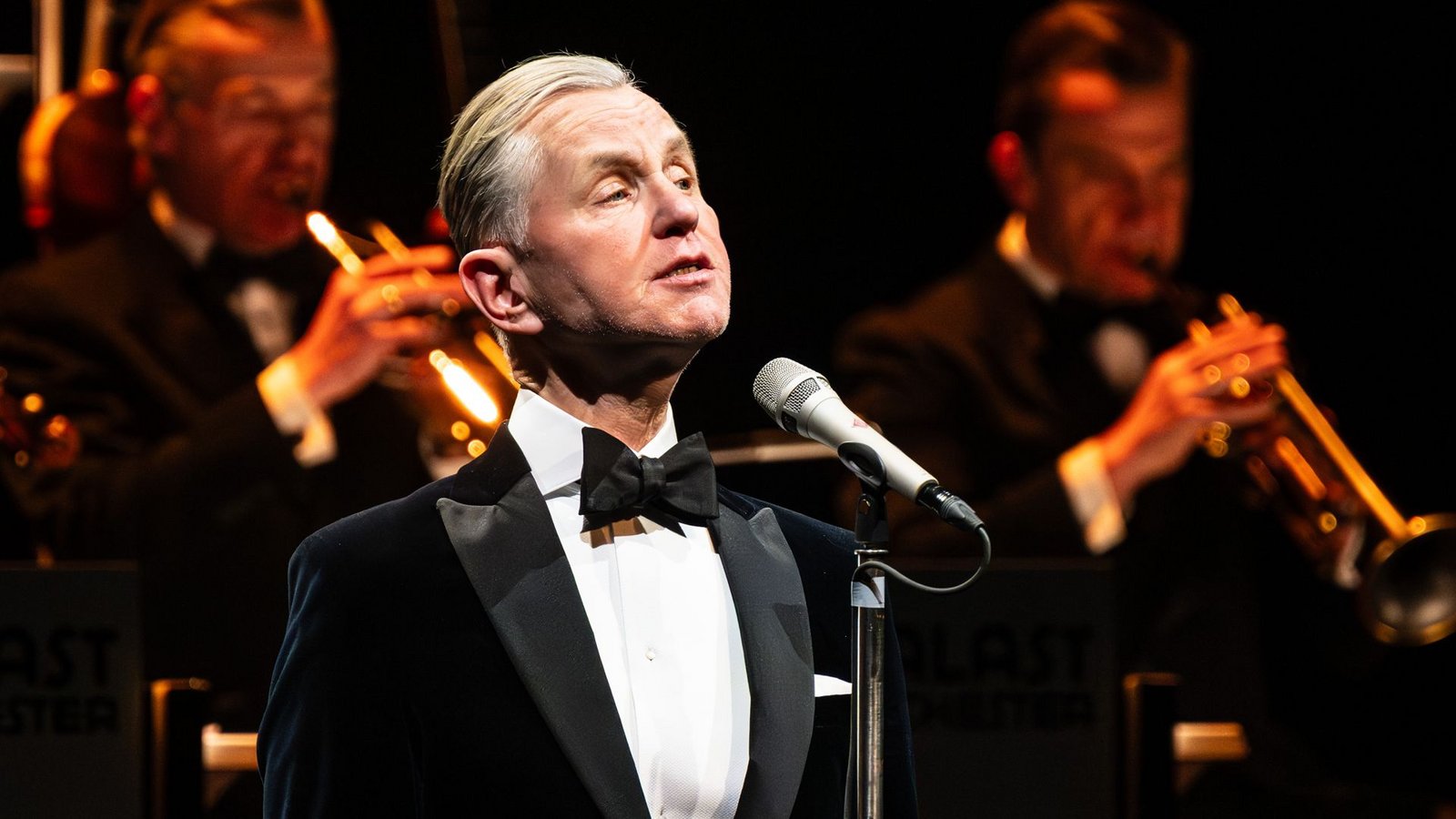 Max Raabe (hier bei einem Konzert im Januar in Duisburg) ist am Dienstag in Stuttgart aufgetreten.Foto: imago/Funke Foto Services/Martin Möller