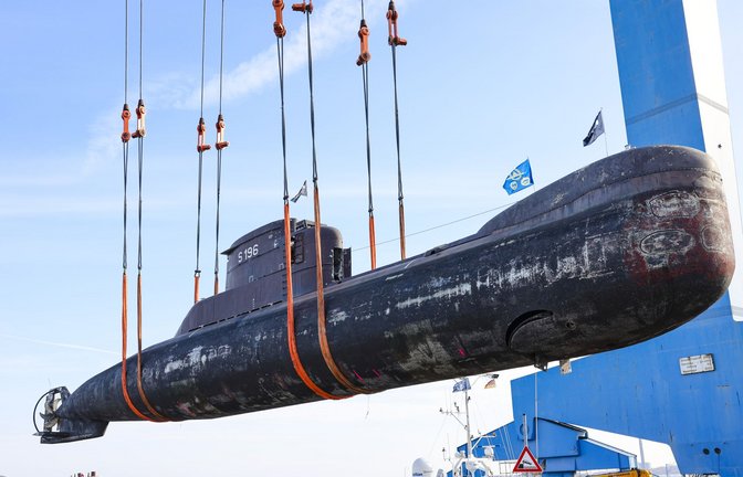 Das Unterseeboot U17 (maximale Tauchtiefe 100 Meter) der Bundesmarine wird auf dem Werftgelände vom Thyssenkrupp Marine System aus dem Trockendock auf ein Schwimmponton verladen (Archivbild). Das 2010 außer Dienst gestellte U-Boot wurde im April/Mai 2023  ins Technik Museum nach Speyer überführt.<span class='image-autor'>Foto: dpa/Frank Molter</span>