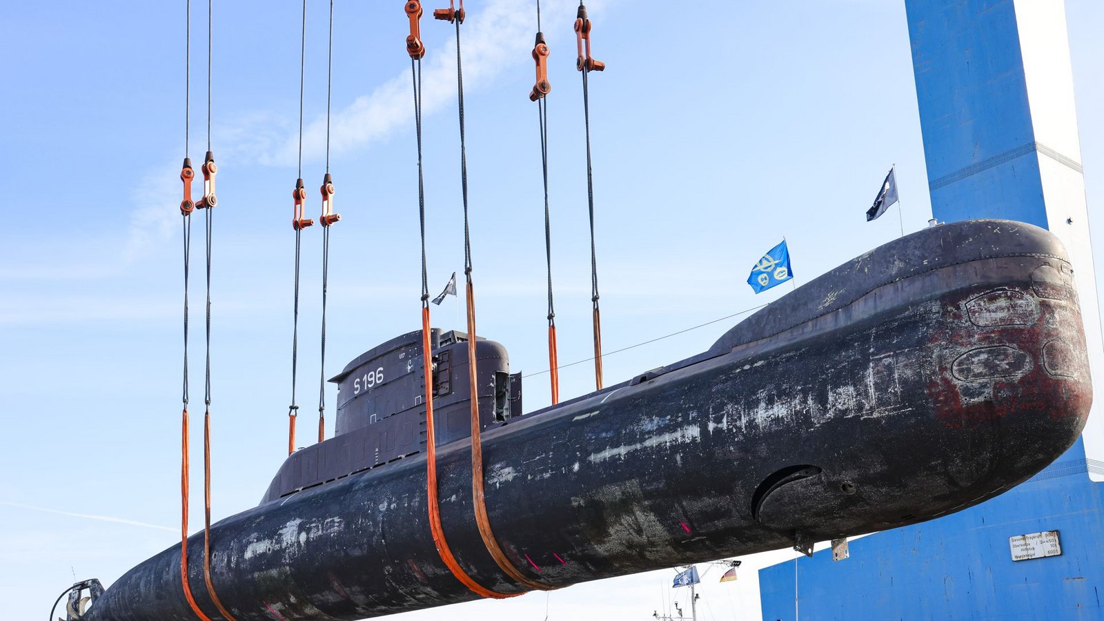 Das Unterseeboot U17 (maximale Tauchtiefe 100 Meter) der Bundesmarine wird auf dem Werftgelände vom Thyssenkrupp Marine System aus dem Trockendock auf ein Schwimmponton verladen (Archivbild). Das 2010 außer Dienst gestellte U-Boot wurde im April/Mai 2023  ins Technik Museum nach Speyer überführt.Foto: dpa/Frank Molter