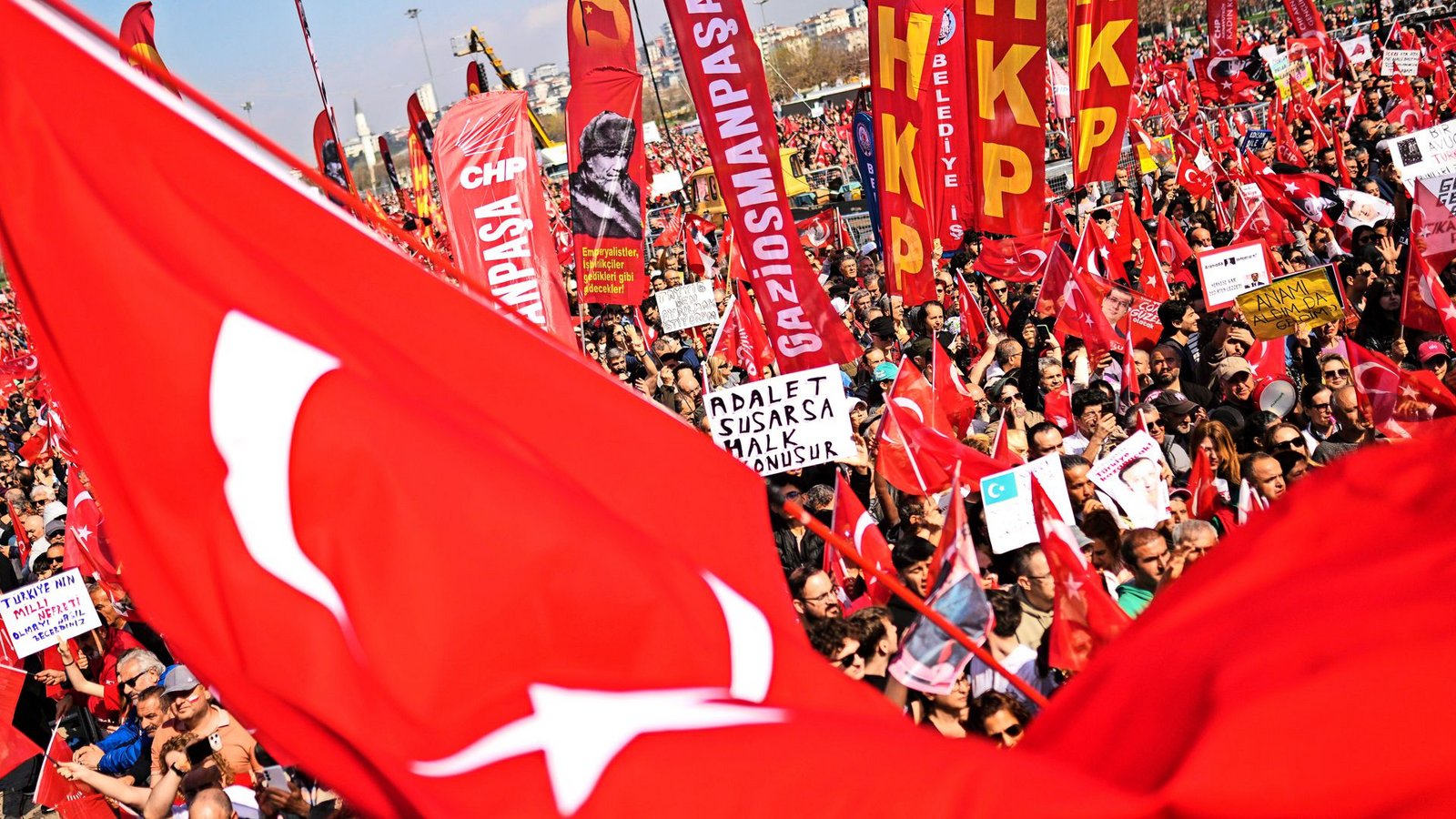 Menschen bei einer Kundgebung, zu der die Republikanische Volkspartei (CHP) gegen die Verhaftung des Istanbuler Bürgermeisters Ekrem Imamoglu aufgerufen hat.Foto: AP/Francisco Seco Menschen bei einer Kundgebung, zu der die Republikanische Volkspartei (CHP) gegen die Verhaftung des Istanbuler Bürgermeisters Ekrem Imamoglu aufgerufen hat.Foto: AP/Francisco Seco