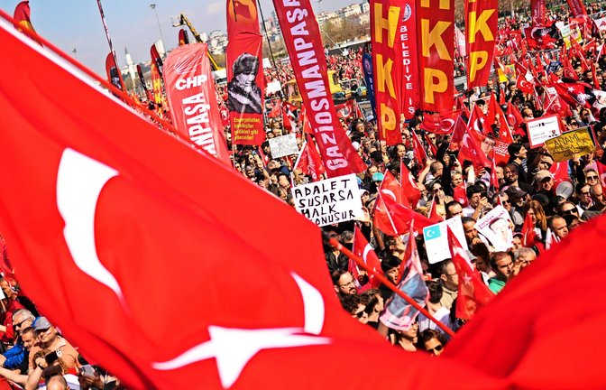 Menschen bei einer Kundgebung, zu der die Republikanische Volkspartei (CHP) gegen die Verhaftung des Istanbuler Bürgermeisters Ekrem Imamoglu aufgerufen hat.<span class='image-autor'>Foto: AP/Francisco Seco</span>