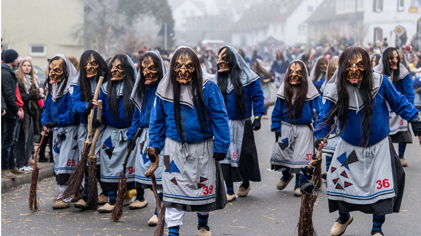 Fasnet mit den „Schlossberg-Hexa“ VöhringenFoto: imago/Silas Stein
