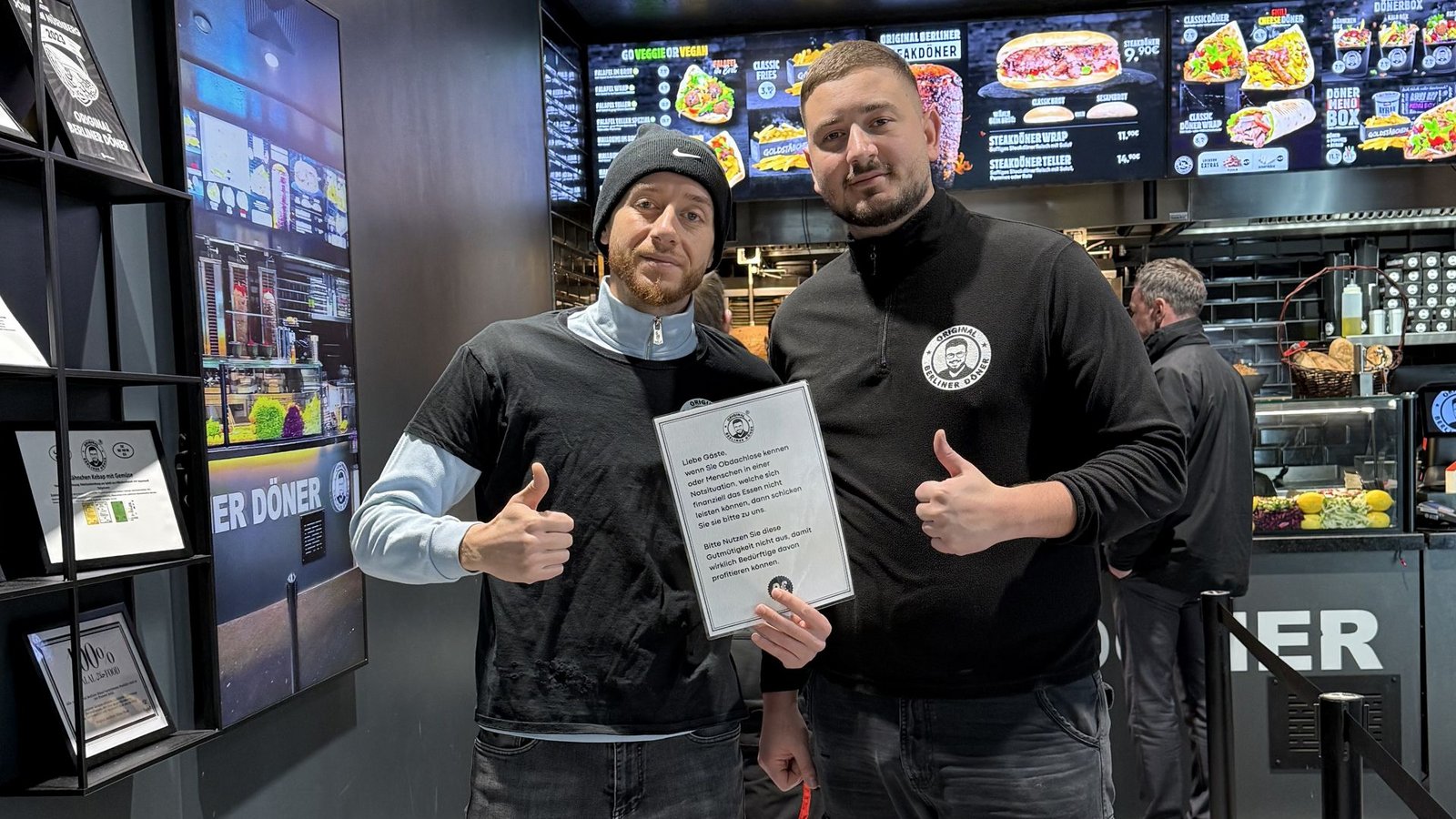 Daumen hoch: Merouane Mebarkaoui und Igor Forisch wollen Menschen, die wenig Geld haben, eine Freude machen.Foto: privat