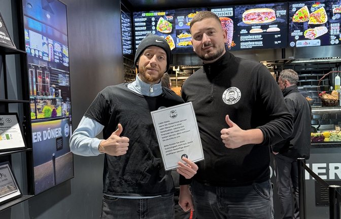 Daumen hoch: Merouane Mebarkaoui und Igor Forisch wollen Menschen, die wenig Geld haben, eine Freude machen.<span class='image-autor'>Foto: privat</span>
