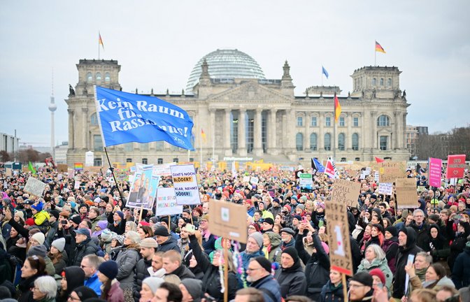 Anfang Februar in Berlin: Protestaktion unter dem Motto „Aufstand der Anständigen – Demo für die Brandmauer“ vor dem Reichstag<span class='image-autor'>Foto: dpa/Sebastian Gollnow</span>