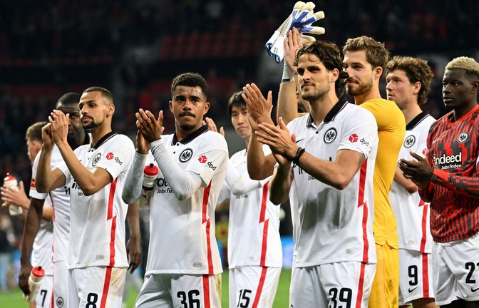 Frankfurts Spieler applaudieren mit den Fans nach der 2:0-Niederlage.<span class='image-autor'>Foto: Federico Gambarini/dpa</span>