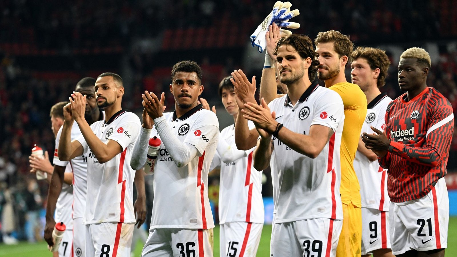 Frankfurts Spieler applaudieren mit den Fans nach der 2:0-Niederlage.Foto: Federico Gambarini/dpa