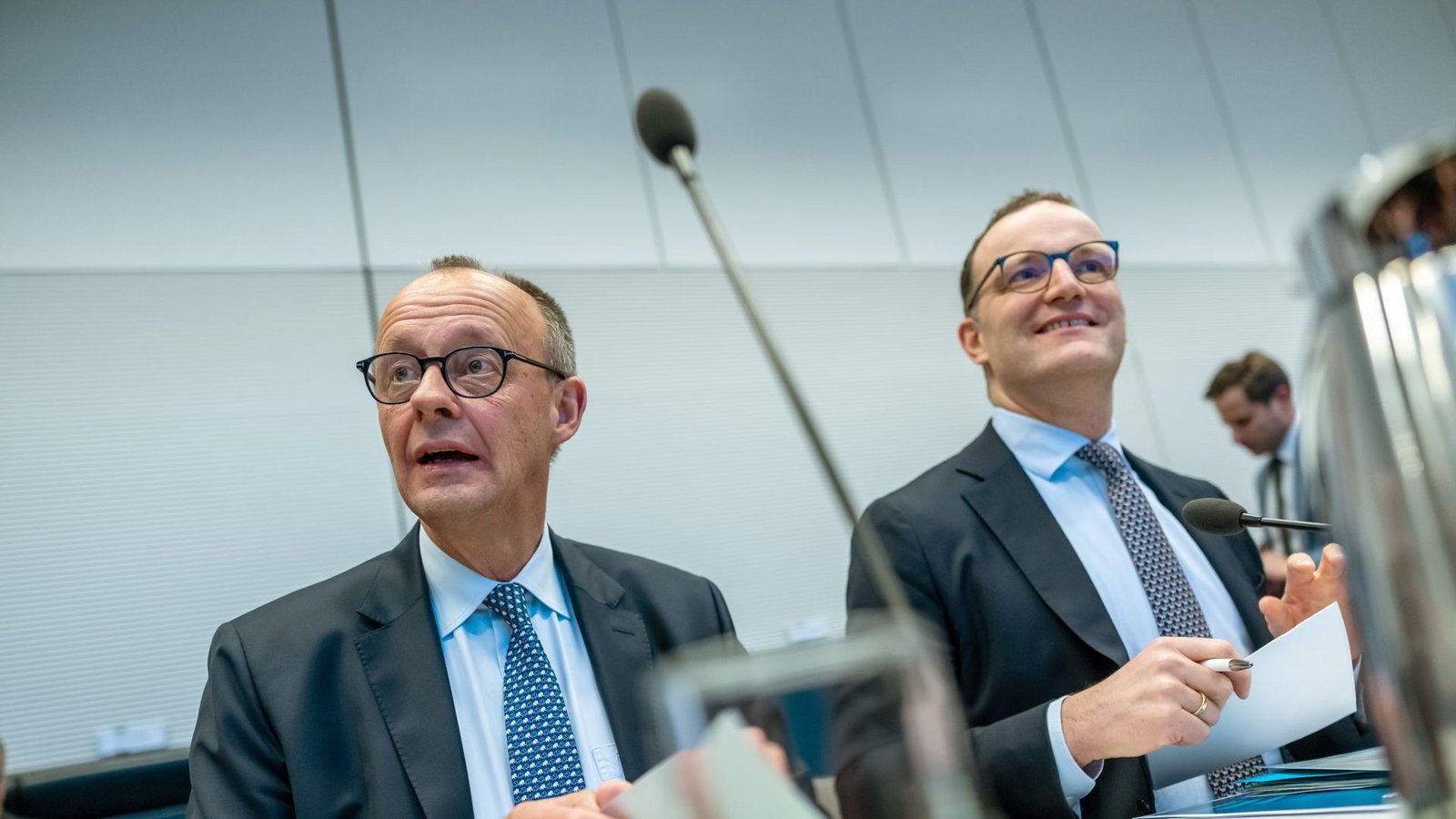 Haben sie ihre Truppen im Griff? Kanzler Friedrich Merz (links) und Jens Spahn, Chef der Unionsfraktion.Foto: Michael Kappeler/dpa
