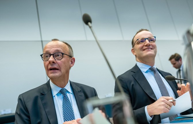 Haben sie ihre Truppen im Griff? Kanzler Friedrich Merz (links) und Jens Spahn, Chef der Unionsfraktion.<span class='image-autor'>Foto: Michael Kappeler/dpa</span>
