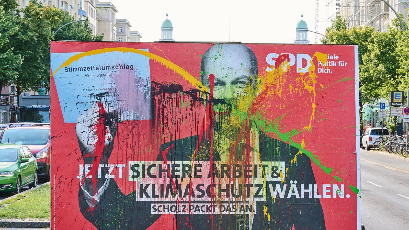 Verunstaltungen trafen die Wahlplakate aller Parteien.Foto: dpa/Annette Riedl Verunstaltungen trafen die Wahlplakate aller Parteien.Foto: dpa/Annette Riedl
