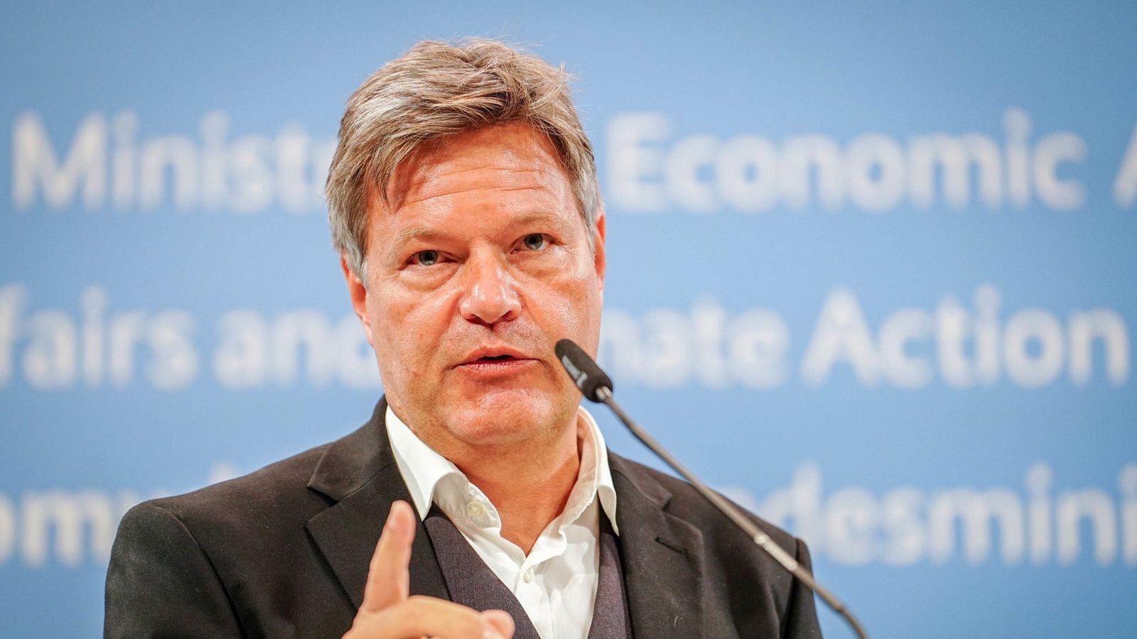 Verteidigt Prämie für Langzeitarbeitslose, die sich einen Job suchen: Wirtschaftsminister Robert Habeck (Grüne).Foto: dpa/Kay Nietfeld Verteidigt Prämie für Langzeitarbeitslose, die sich einen Job suchen: Wirtschaftsminister Robert Habeck (Grüne).Foto: dpa/Kay Nietfeld