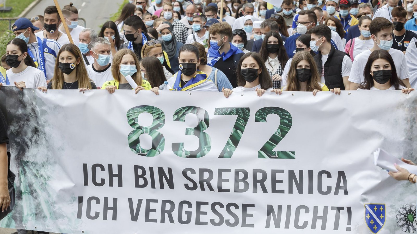 Demonstranten erinnern 2021 vor dem bosnisch-herzegowinischen Generalkonsulat in Stuttgart an die von Serben ermordeten Männer von Srebrenica.Foto: Lichtgut Demonstranten erinnern 2021 vor dem bosnisch-herzegowinischen Generalkonsulat in Stuttgart an die von Serben ermordeten Männer von Srebrenica.Foto: Lichtgut