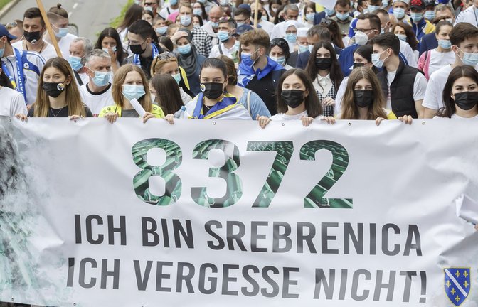 Demonstranten erinnern 2021 vor dem bosnisch-herzegowinischen Generalkonsulat in Stuttgart an die von Serben ermordeten Männer von Srebrenica.<span class='image-autor'>Foto: Lichtgut</span>