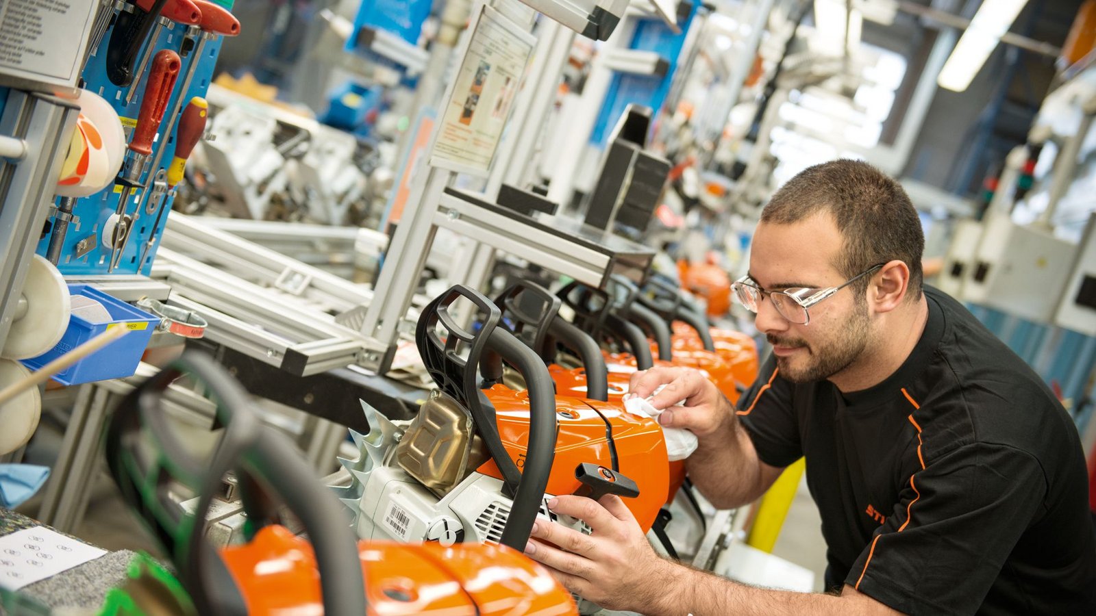 Ein Stihl-Mitarbeiter überprüft in der Montage eine Profi-Motorsäge.Foto: Andreas Stihl AG & Co. KG/David Franck Ein Stihl-Mitarbeiter überprüft in der Montage eine Profi-Motorsäge.Foto: Andreas Stihl AG & Co. KG/David Franck