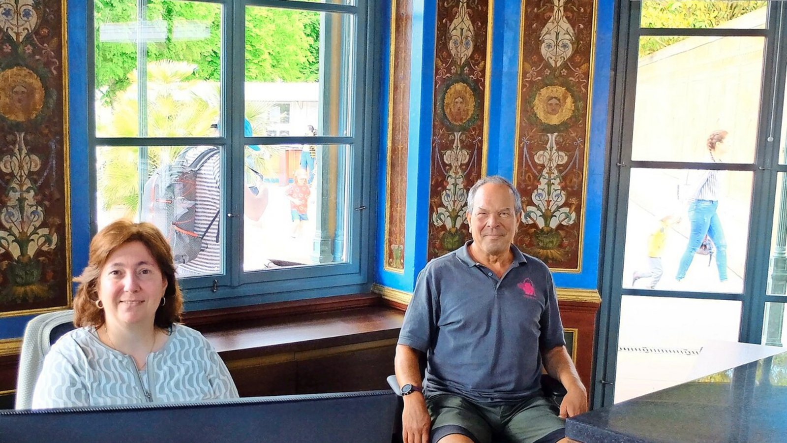 Blick in den neu sanierten Pavillon: Jeweils zwei Mitarbeitende beantworten dort alle Fragen zur Wilhelma.Foto: Iris Frey