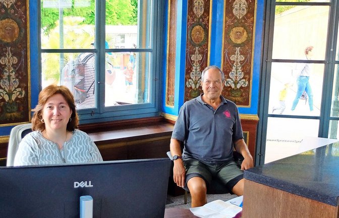 Blick in den neu sanierten Pavillon: Jeweils zwei Mitarbeitende beantworten dort alle Fragen zur Wilhelma.<span class='image-autor'>Foto: Iris Frey</span>