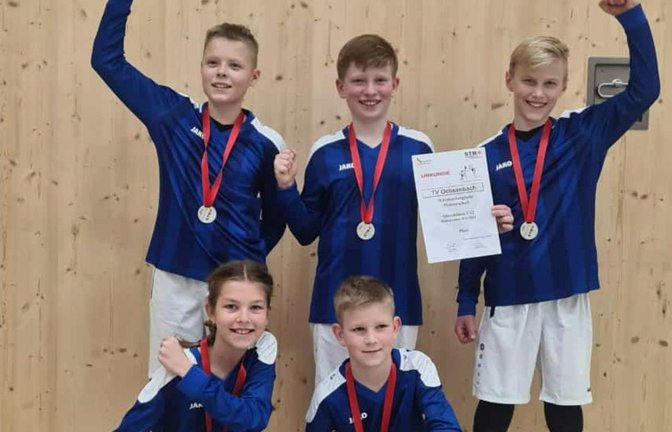 Ist stolz auf das bisher Erreichte: die Ochsenbacher U 12 mit (stehend von links) Paul Schülke, Nico Schmid und Tim Hummel sowie (kniend von links) Emily Böhmer und Felix Köstlin.  Foto: privat<span class='image-autor'>Foto: privat</span>