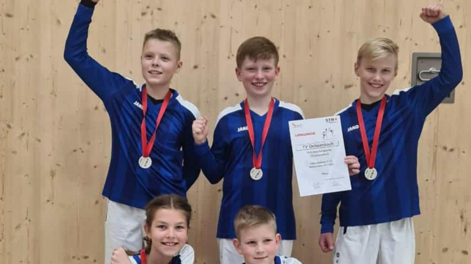 Ist stolz auf das bisher Erreichte: die Ochsenbacher U 12 mit (stehend von links) Paul Schülke, Nico Schmid und Tim Hummel sowie (kniend von links) Emily Böhmer und Felix Köstlin. Foto: privatFoto: privat Ist stolz auf das bisher Erreichte: die Ochsenbacher U 12 mit (stehend von links) Paul Schülke, Nico Schmid und Tim Hummel sowie (kniend von links) Emily Böhmer und Felix Köstlin. Foto: privatFoto: privat