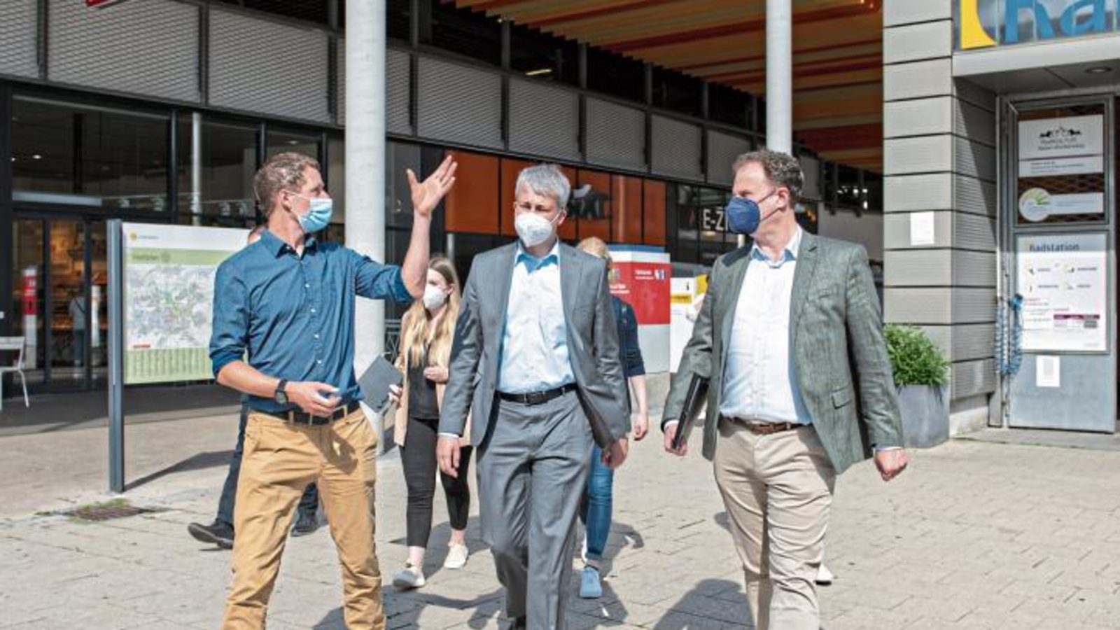 Rundgang mit Markus Faigle (Projektleiter Stadt Ludwigsburg), Steffen Bilger und OB Matthias Knecht (von links). Foto: Kunz