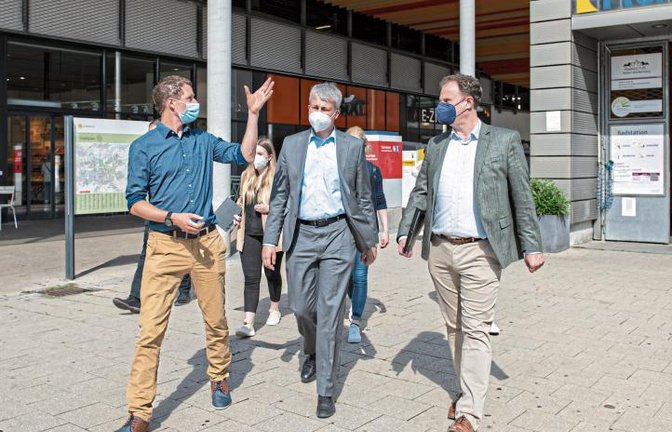 Rundgang mit Markus Faigle (Projektleiter Stadt Ludwigsburg), Steffen Bilger und OB Matthias Knecht (von links). Foto: Kunz