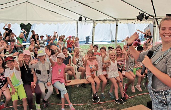 Viele Grüße aus dem Ferien-Zeltlager auf dem Füllmenbacher Hof. Zwei Freizeiten werden vom Sportkreis wieder angeboten.  Fotos: Arning