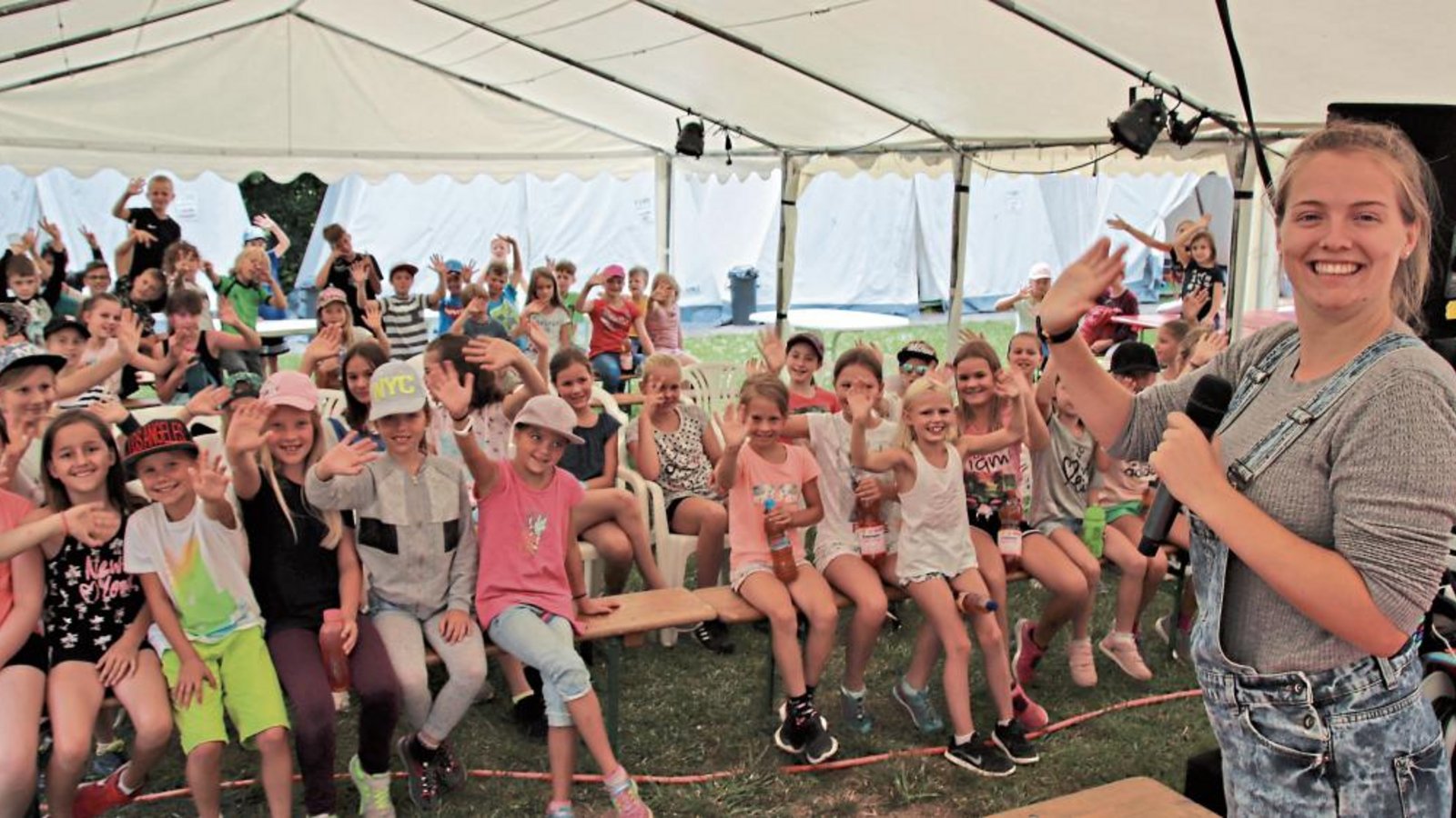 Viele Grüße aus dem Ferien-Zeltlager auf dem Füllmenbacher Hof. Zwei Freizeiten werden vom Sportkreis wieder angeboten. Fotos: Arning Viele Grüße aus dem Ferien-Zeltlager auf dem Füllmenbacher Hof. Zwei Freizeiten werden vom Sportkreis wieder angeboten. Fotos: Arning