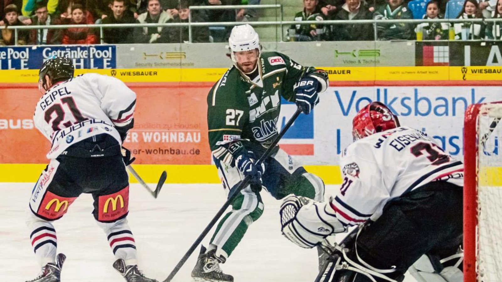 Durch die Schoner von Landshuts Goalie Marco Eisenhut (rechts) erzielt Justin Kelly (Mitte) nach nicht einmal fünf Minuten das 3:0. Foto: Simecek Durch die Schoner von Landshuts Goalie Marco Eisenhut (rechts) erzielt Justin Kelly (Mitte) nach nicht einmal fünf Minuten das 3:0. Foto: Simecek