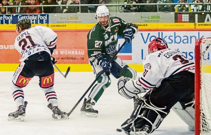 Durch die Schoner von Landshuts Goalie Marco Eisenhut (rechts) erzielt Justin Kelly (Mitte) nach nicht einmal fünf Minuten das 3:0. Foto: Simecek