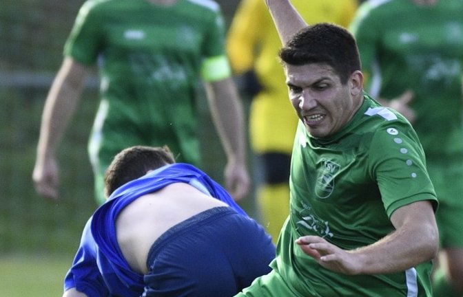 Normalerweise ist Tim Blessing (oben) als Innenverteidiger des TSV Kleinglattbach derjenige, der andere Spieler abgrätscht. Hier erwischt es ihn. <span class='image-autor'>Foto: Leitner</span>