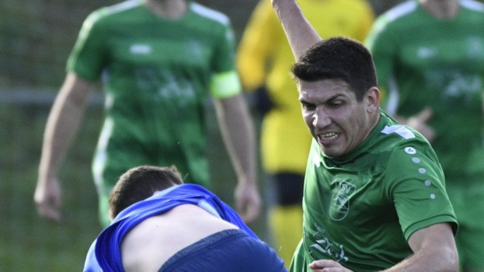 Normalerweise ist Tim Blessing (oben) als Innenverteidiger des TSV Kleinglattbach derjenige, der andere Spieler abgrätscht. Hier erwischt es ihn. Foto: Leitner Normalerweise ist Tim Blessing (oben) als Innenverteidiger des TSV Kleinglattbach derjenige, der andere Spieler abgrätscht. Hier erwischt es ihn. Foto: Leitner