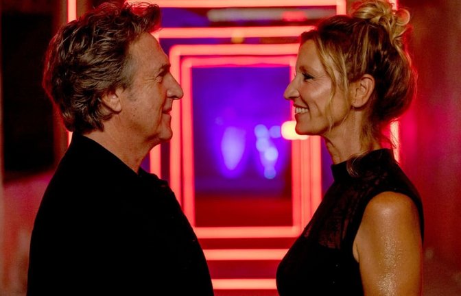 Francois Cluzet (l) als Tom und Alexandra Lamy als Fanny in einer Szene aus dem Film «Cheri, ich komme! - Die Erfindung der Lust»<span class='image-autor'>-/Neue Visionen Filmverleih/dpa</span>