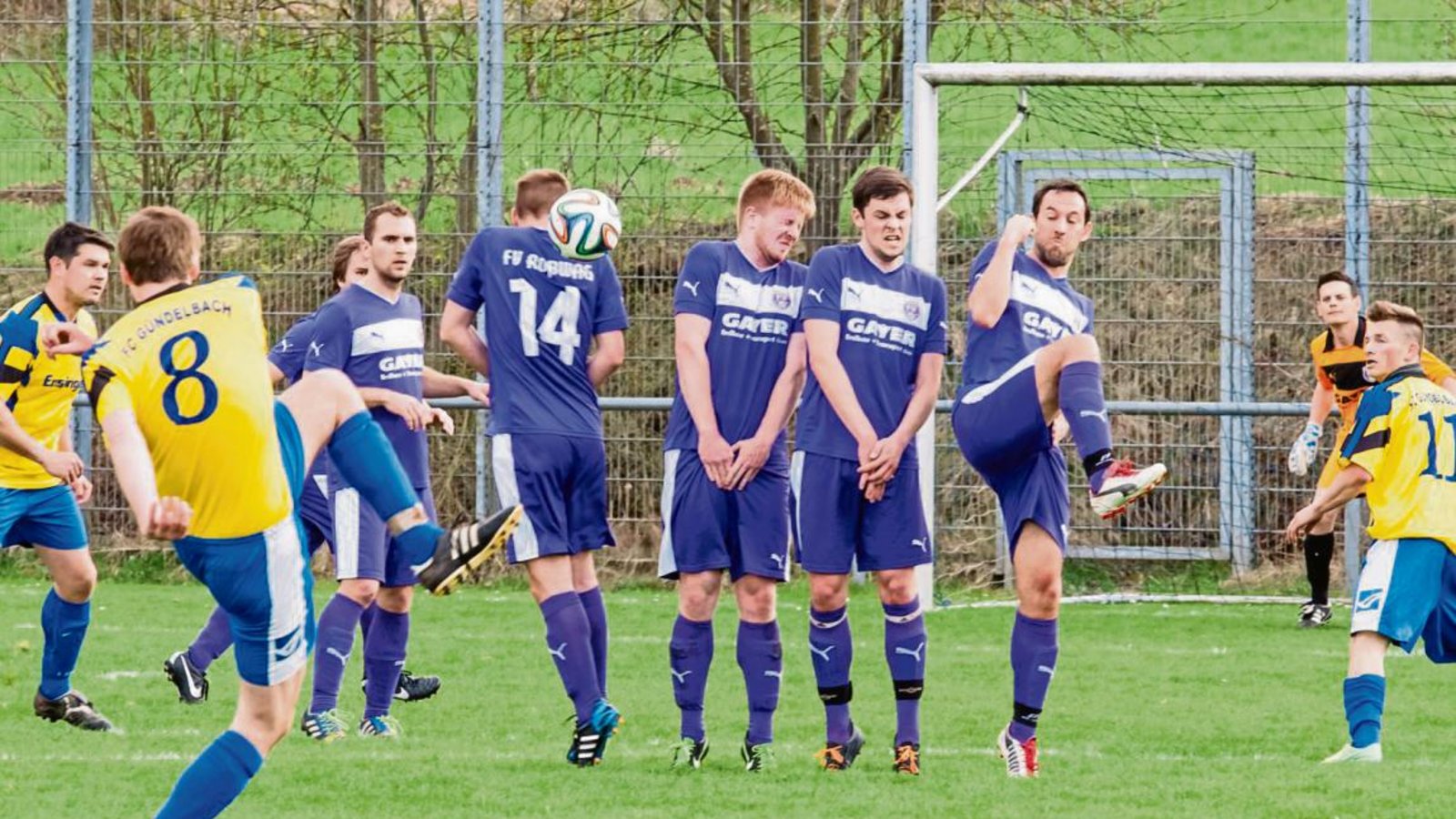 Andreas Bahmer (FC Gündelbach) findet eine Lücke in der Roßwager Freistoßmauer und trifft zum 1:0. Foto: Simecek Andreas Bahmer (FC Gündelbach) findet eine Lücke in der Roßwager Freistoßmauer und trifft zum 1:0. Foto: Simecek