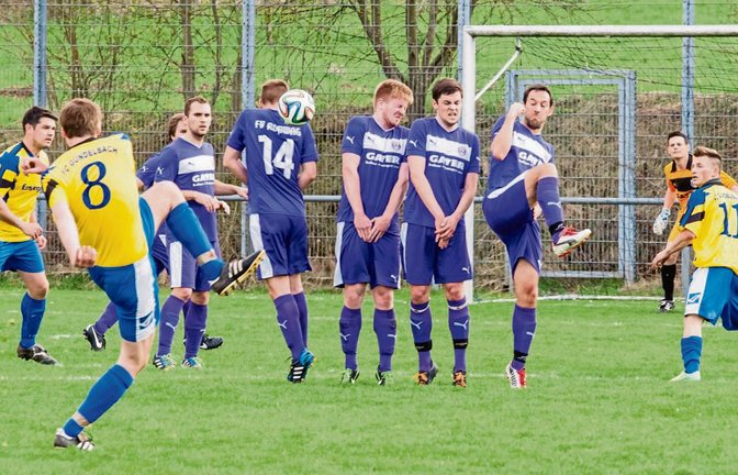 Andreas Bahmer (FC Gündelbach) findet eine Lücke in der Roßwager Freistoßmauer und trifft zum 1:0. Foto: Simecek