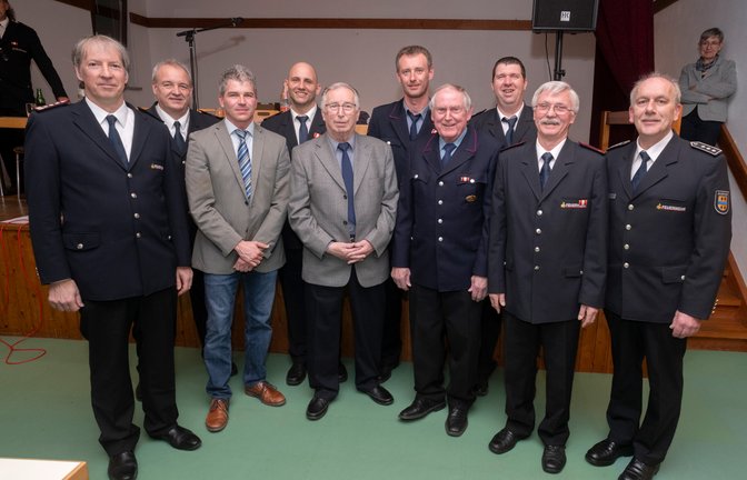Ehrungsfoto mit (von links): Ralph Küppers (Feuerwehrkommandant Wiernsheim), Frank Oelschläger (stellvertretender Verbandsvorsitzender), Matthias Enz (Bürgermeister), Stefan Kugler, Bernd Ratzel, Daniel Kusterer, Bernd Micol (Geehrte), Stefan Fechner (stellvertretender Kommandant), Edgar Landeck (Geehrter) und Manfred Wankmüller (stellvertretender Kreisbrandmeister). <span class='image-autor'>Foto: vh</span>