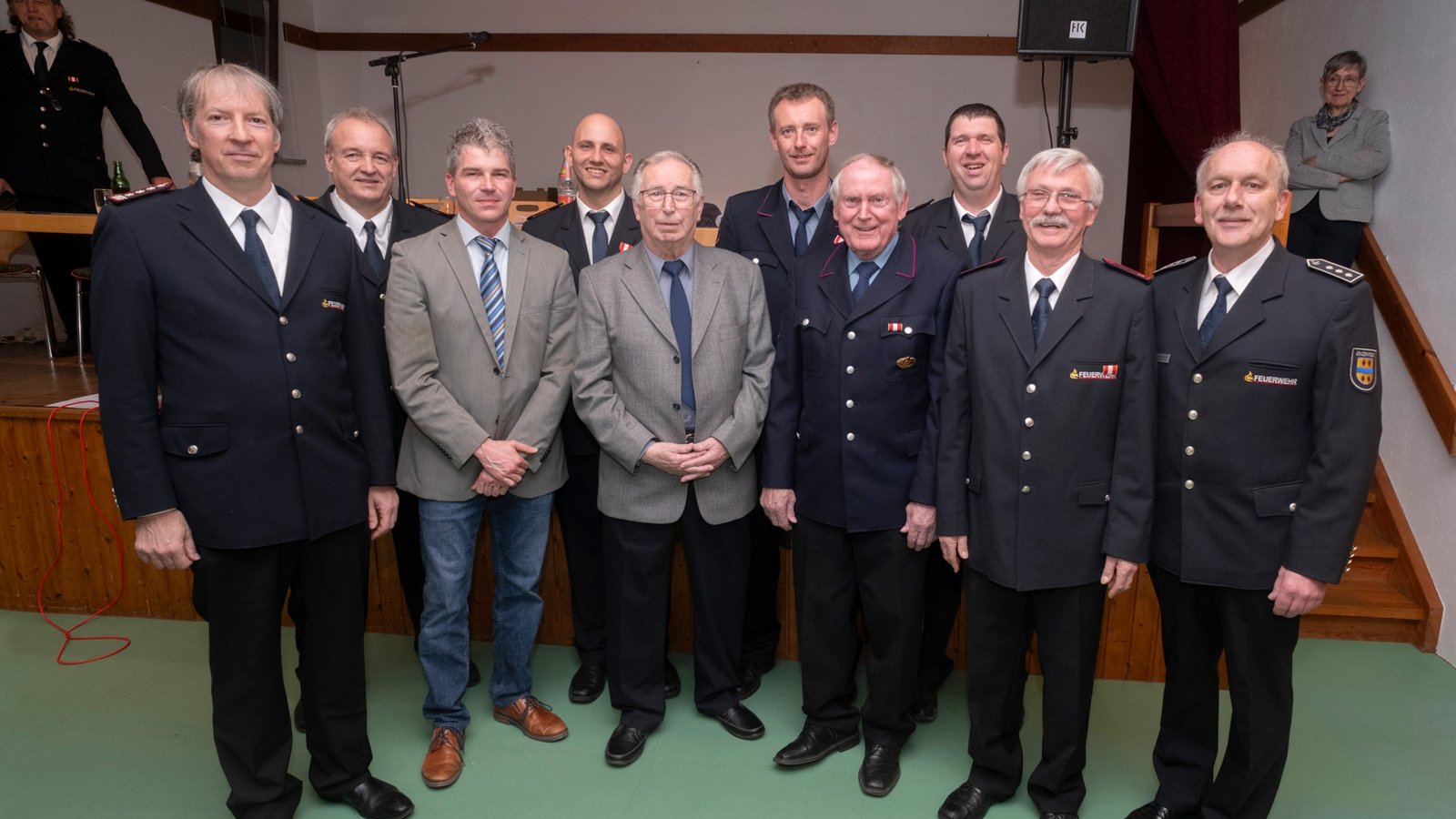 Ehrungsfoto mit (von links): Ralph Küppers (Feuerwehrkommandant Wiernsheim), Frank Oelschläger (stellvertretender Verbandsvorsitzender), Matthias Enz (Bürgermeister), Stefan Kugler, Bernd Ratzel, Daniel Kusterer, Bernd Micol (Geehrte), Stefan Fechner (stellvertretender Kommandant), Edgar Landeck (Geehrter) und Manfred Wankmüller (stellvertretender Kreisbrandmeister). Foto: vh Ehrungsfoto mit (von links): Ralph Küppers (Feuerwehrkommandant Wiernsheim), Frank Oelschläger (stellvertretender Verbandsvorsitzender), Matthias Enz (Bürgermeister), Stefan Kugler, Bernd Ratzel, Daniel Kusterer, Bernd Micol (Geehrte), Stefan Fechner (stellvertretender Kommandant), Edgar Landeck (Geehrter) und Manfred Wankmüller (stellvertretender Kreisbrandmeister). Foto: vh