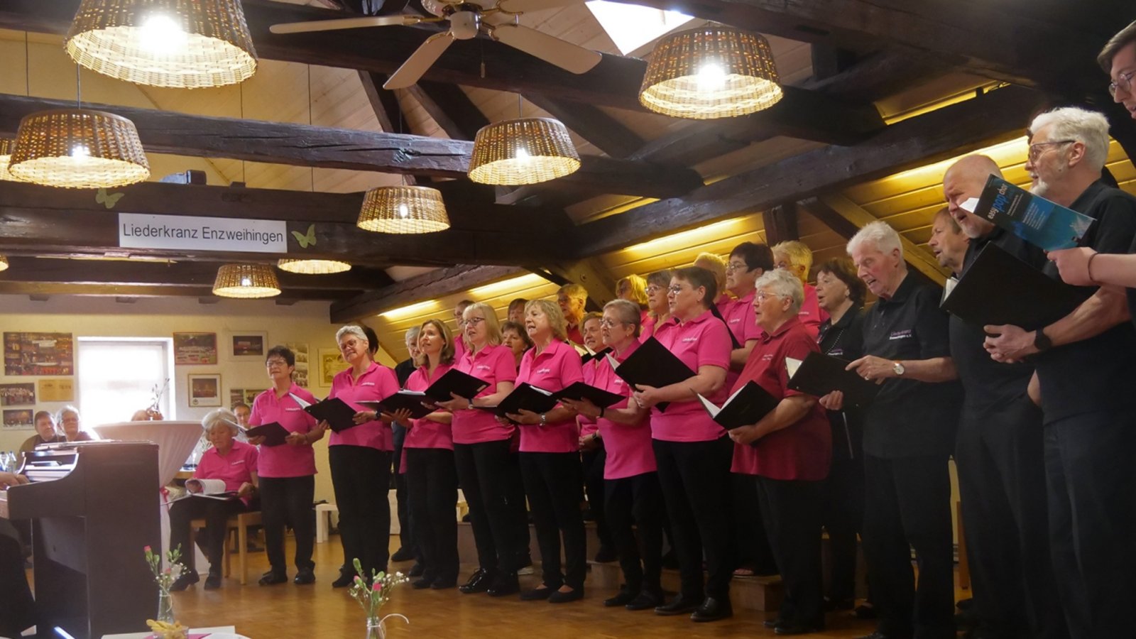 Der Spaß am Singen schweißt die Mitglieder des Liederkranz Enzweihingen damals wie heute zusammen. Mit einer Matinee haben sie am Sonntag das 175. Jubiläum gefeiert Foto: Friedrich Der Spaß am Singen schweißt die Mitglieder des Liederkranz Enzweihingen damals wie heute zusammen. Mit einer Matinee haben sie am Sonntag das 175. Jubiläum gefeiert Foto: Friedrich