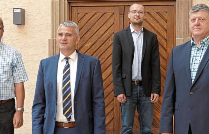 Gemeinderat Karl Willig (von links), Bürgermeister Holger Albrich, Bundestagskandidat Marcel Distl und FDP-Landtagskandidat Roland Zitzmann in Sachsenheim. Foto: p