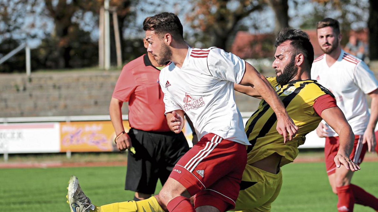 Der VfR Sersheim hat sich die Dienste von Lukas Blessing (vorne) vom Bezirksligisten VfL Brackenheim gesichert. Foto: Archiv/Baumann Der VfR Sersheim hat sich die Dienste von Lukas Blessing (vorne) vom Bezirksligisten VfL Brackenheim gesichert. Foto: Archiv/Baumann