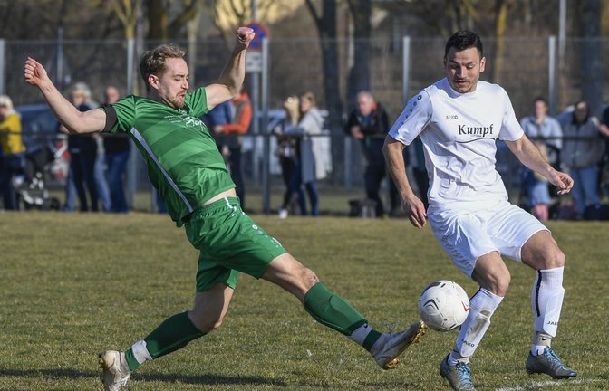 Kleinglattbachs Lukas Strauß (links) muss sich mächtig strecken, um an den Ball zu kommen. Am Ende gehen die Gäste (rechts Maximilian Marek) als Sieger vom Platz. <span class='image-autor'>Foto: Leitner</span>