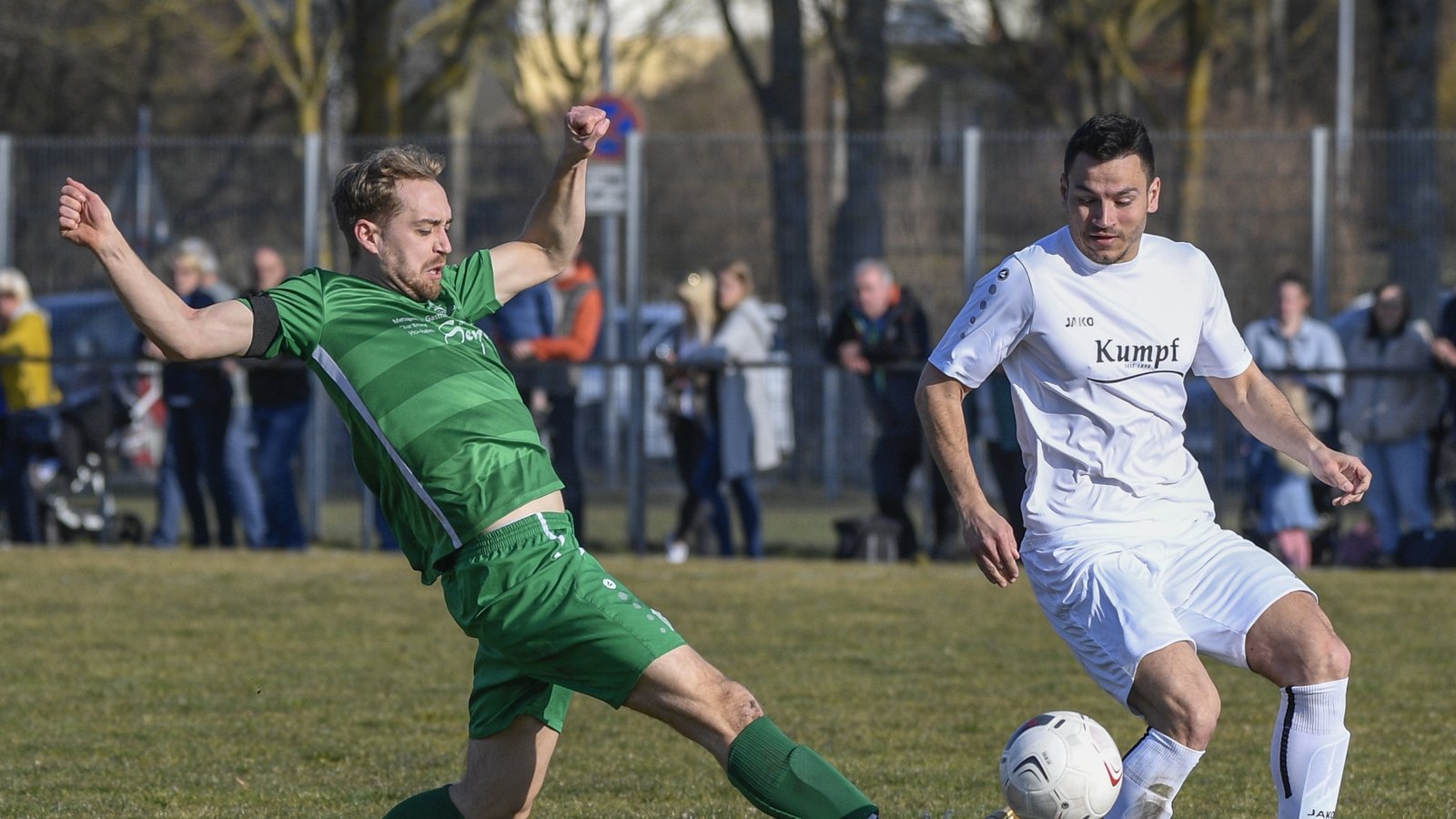 Kleinglattbachs Lukas Strauß (links) muss sich mächtig strecken, um an den Ball zu kommen. Am Ende gehen die Gäste (rechts Maximilian Marek) als Sieger vom Platz. Foto: Leitner Kleinglattbachs Lukas Strauß (links) muss sich mächtig strecken, um an den Ball zu kommen. Am Ende gehen die Gäste (rechts Maximilian Marek) als Sieger vom Platz. Foto: Leitner