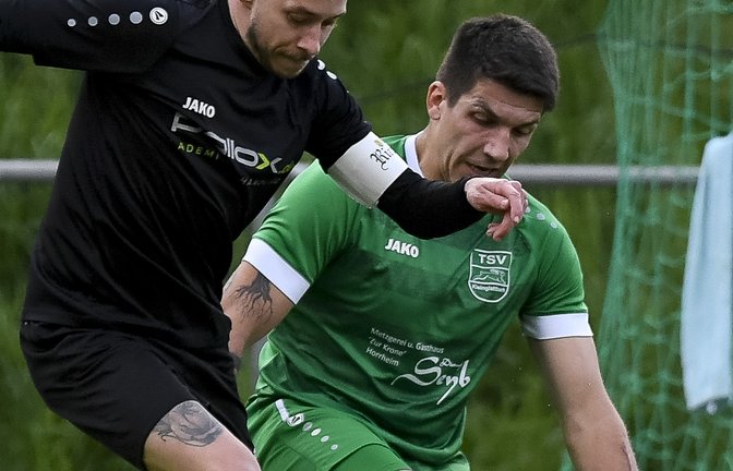 SGM-Kapitän Marc Tröger (links) und Tim Blessing kämpfen um den Ball. Am Ende hat im Abendspiel ohne Flutlicht die SGM Riexingen mit 3:1 die Nase vorn. <span class='image-autor'>Foto: Leitner</span>