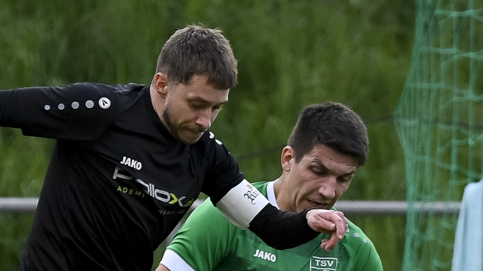 SGM-Kapitän Marc Tröger (links) und Tim Blessing kämpfen um den Ball. Am Ende hat im Abendspiel ohne Flutlicht die SGM Riexingen mit 3:1 die Nase vorn. Foto: Leitner SGM-Kapitän Marc Tröger (links) und Tim Blessing kämpfen um den Ball. Am Ende hat im Abendspiel ohne Flutlicht die SGM Riexingen mit 3:1 die Nase vorn. Foto: Leitner