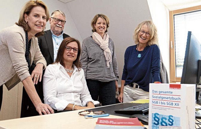 Elke Grauel (sitzend) berät für die Herberge Lebensweg Familien in sozialrechtlichen Belangen. Mit im Bild, von links: Kirsten Böddeker von der Commerzbank-Stiftung, Eberhard Reschke vom Förderverwein Lebensweg, Stefanie Köppl-Rau und Karin Eckstein von der Familienherberge.   Foto: Rieger