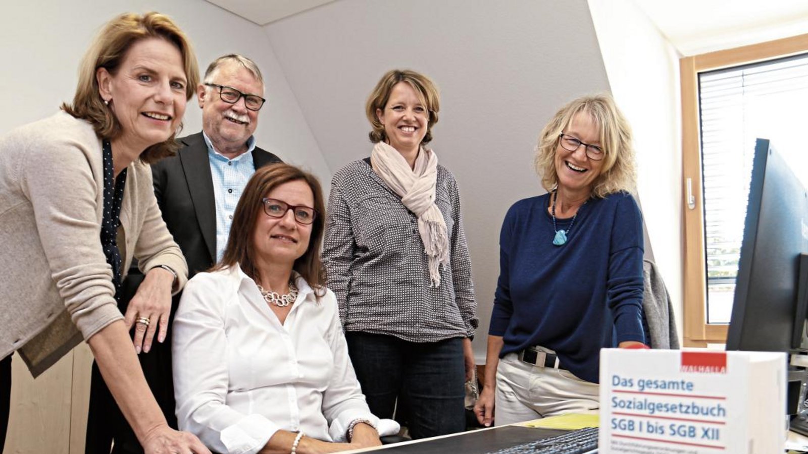 Elke Grauel (sitzend) berät für die Herberge Lebensweg Familien in sozialrechtlichen Belangen. Mit im Bild, von links: Kirsten Böddeker von der Commerzbank-Stiftung, Eberhard Reschke vom Förderverwein Lebensweg, Stefanie Köppl-Rau und Karin Eckstein von der Familienherberge. Foto: Rieger Elke Grauel (sitzend) berät für die Herberge Lebensweg Familien in sozialrechtlichen Belangen. Mit im Bild, von links: Kirsten Böddeker von der Commerzbank-Stiftung, Eberhard Reschke vom Förderverwein Lebensweg, Stefanie Köppl-Rau und Karin Eckstein von der Familienherberge. Foto: Rieger