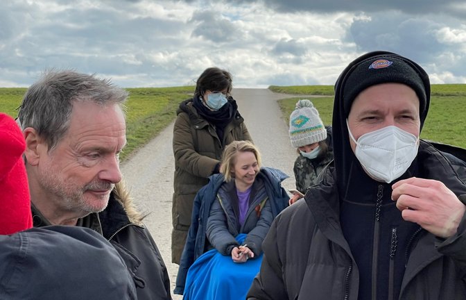 Dreharbeiten auf einem Feldweg in Nussdorf: Hauptdarsteller Michael Wittenborn (links) und Anna Maria Mühe (sitzend) mit Regisseur Karsten Dahlem und zwei Maskenbildnerinnen.