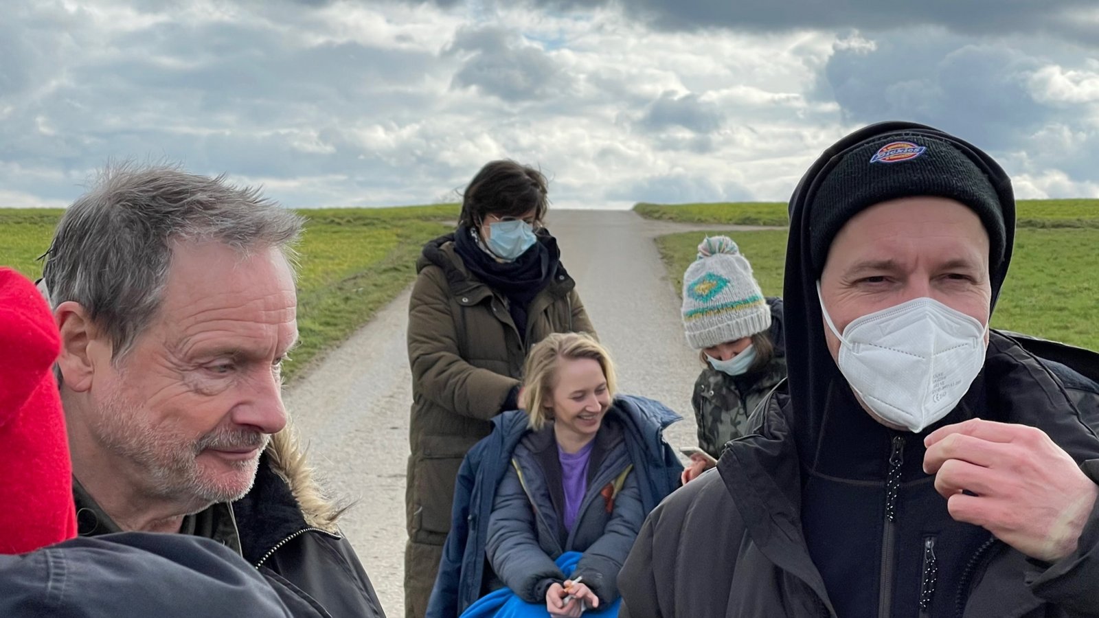 Dreharbeiten auf einem Feldweg in Nussdorf: Hauptdarsteller Michael Wittenborn (links) und Anna Maria Mühe (sitzend) mit Regisseur Karsten Dahlem und zwei Maskenbildnerinnen.