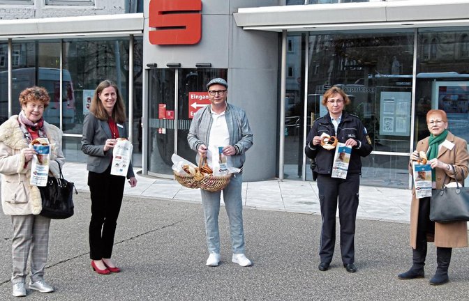 Renate Wendt (Kreisseniorenrat), Isabel Kurz (Kreissparkasse), Bäckermeister Volker Kleinle, Karin Stark vom Polizeipräsidium Ludwigsburg und Nora Jordan-Weinberg (Kreisseniorenrat) wollen auf die Aktion aufmerksam machen. Foto: Faulhaber