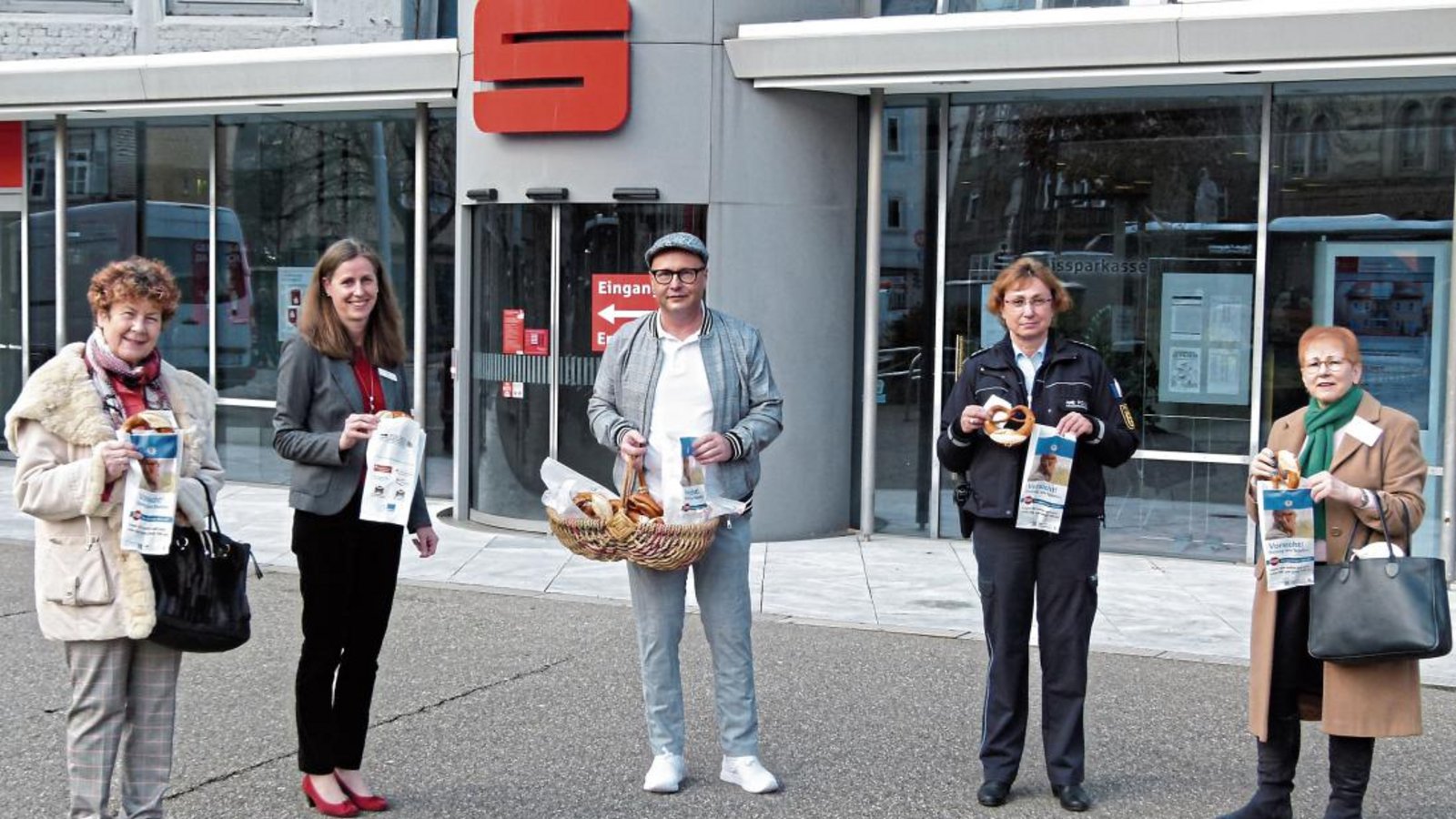 Renate Wendt (Kreisseniorenrat), Isabel Kurz (Kreissparkasse), Bäckermeister Volker Kleinle, Karin Stark vom Polizeipräsidium Ludwigsburg und Nora Jordan-Weinberg (Kreisseniorenrat) wollen auf die Aktion aufmerksam machen. Foto: Faulhaber
