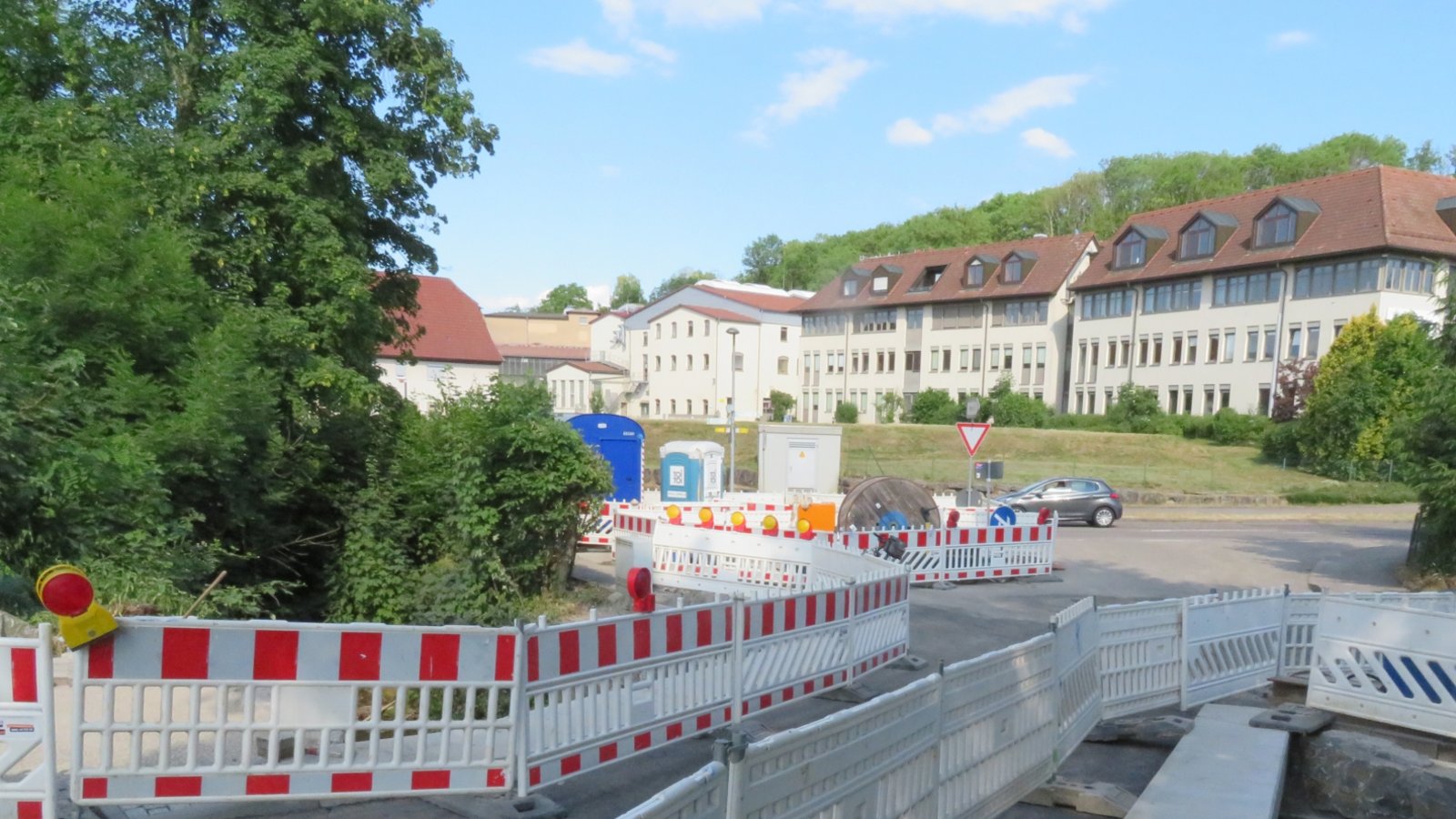 „Endlich“, werden die Bewohnerinnen und Bewohner in der Enzweihinger Straße „Im kleinen Täle“ sagen. Die neue Brücke über den Kreuzbach, die ursprünglich schon 2022 fertig sein sollte, kann nach Lage der Dinge diese Woche wieder genutzt werden. Am Dienstag kommen die Geländer ran. Foto: Arning „Endlich“, werden die Bewohnerinnen und Bewohner in der Enzweihinger Straße „Im kleinen Täle“ sagen. Die neue Brücke über den Kreuzbach, die ursprünglich schon 2022 fertig sein sollte, kann nach Lage der Dinge diese Woche wieder genutzt werden. Am Dienstag kommen die Geländer ran. Foto: Arning