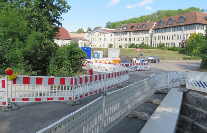 „Endlich“, werden die Bewohnerinnen und Bewohner in der Enzweihinger Straße „Im kleinen Täle“ sagen. Die neue Brücke über den Kreuzbach, die ursprünglich schon 2022 fertig sein sollte, kann nach Lage der Dinge diese Woche wieder genutzt werden. Am Dienstag kommen die Geländer ran.  <span class='image-autor'>Foto: Arning</span>
